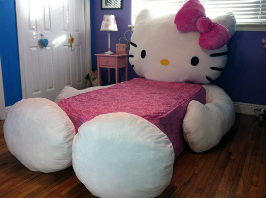 Cama de Hello Kitty gigante