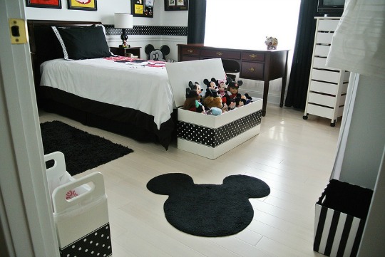 Un dormitorio de Mickey de estilo moderno